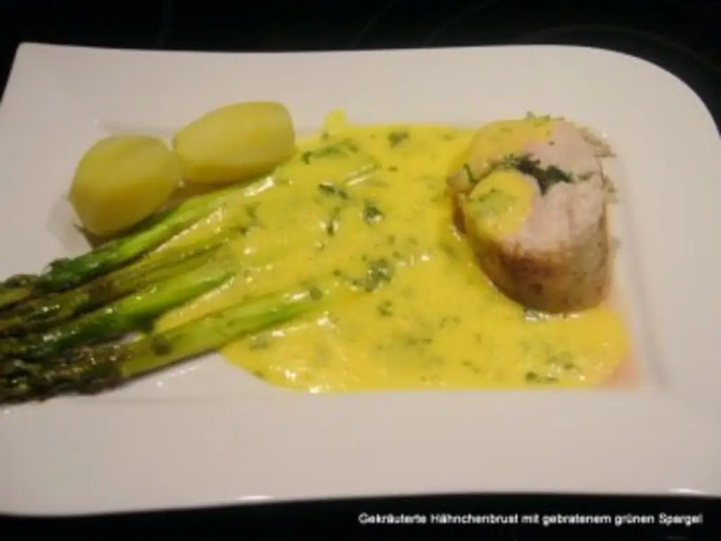Куриная грудка с травами и жареной зеленой спаржей