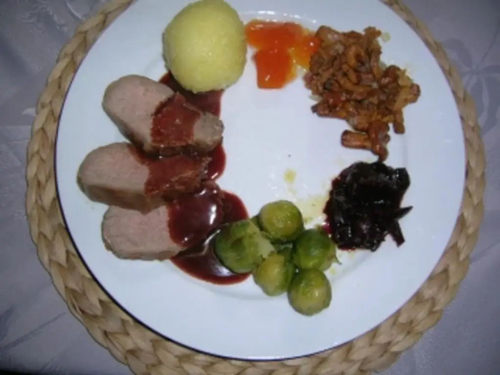 Жаркое из дикого кабана с соусом из черной смородины, лисичками, брюссельской капустой, вишневым чатни и апельсиновым желе на картофельных клецках
