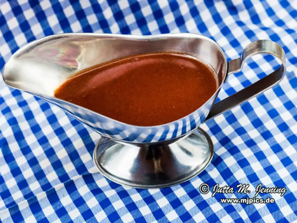 Острый вкусный соус из красного вина