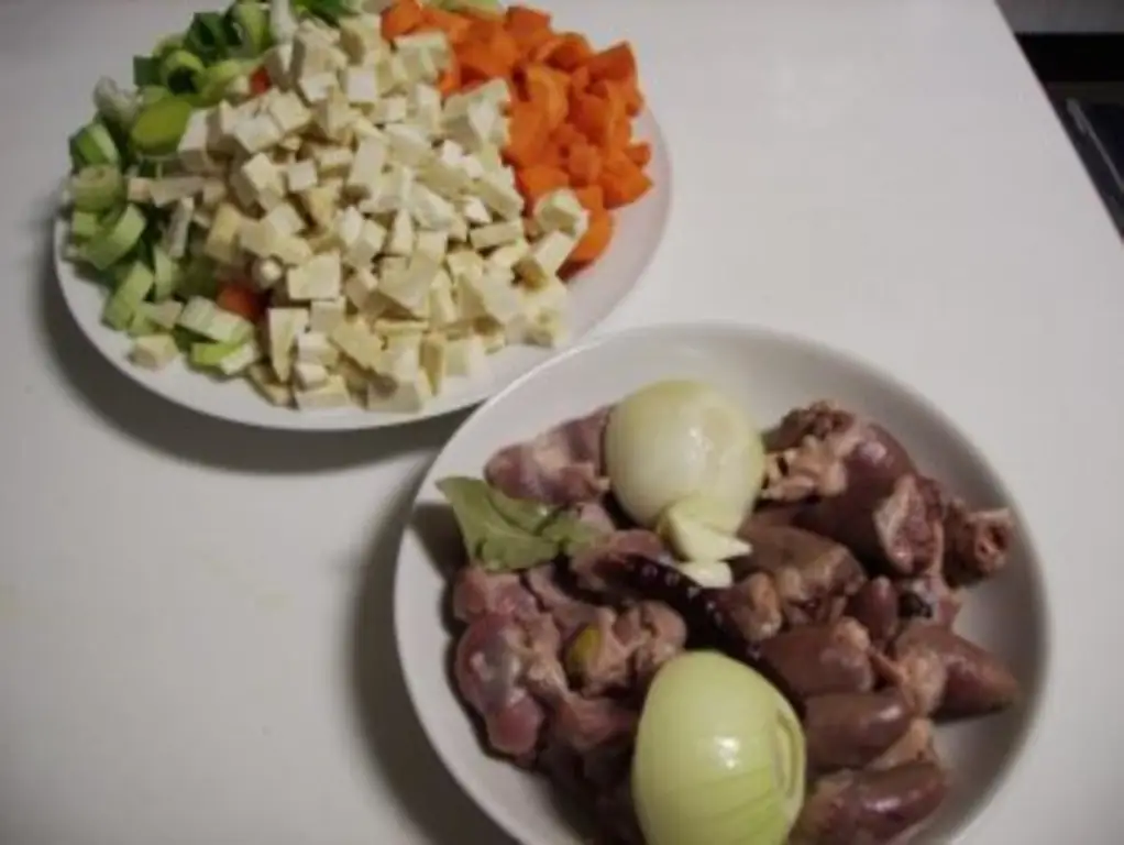 Паста тушеная с куриными сердечками и