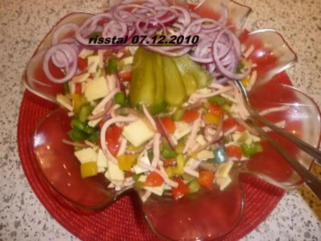 Красочный салат из колбасы с сыром и паприкой