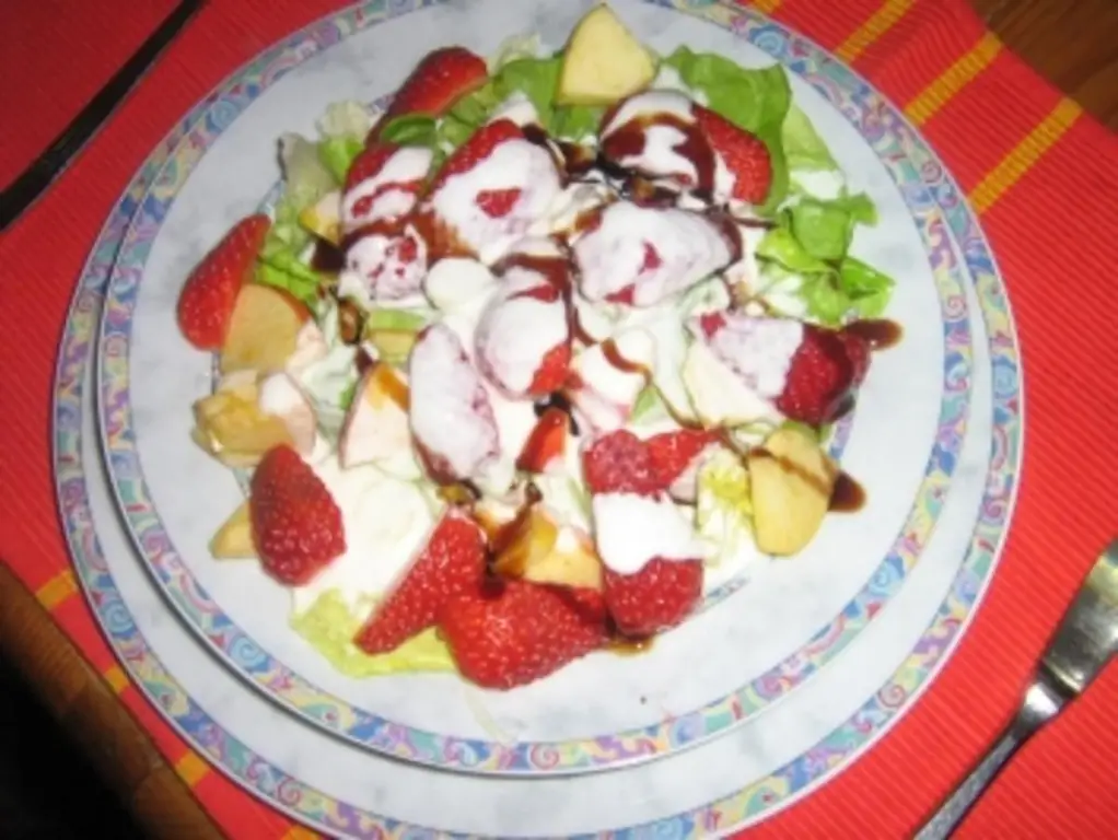 Латук с клубникой и йогуртовой заправкой