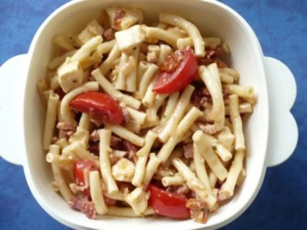Салат из макарон с беконом и помидорами