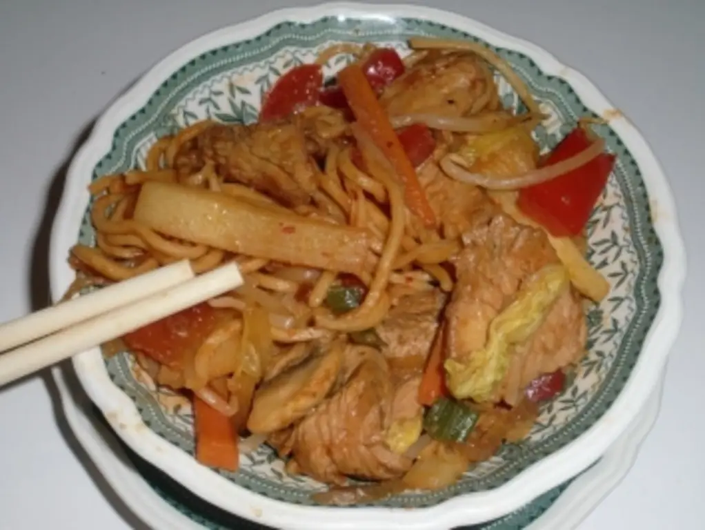 Chop suey с индейкой и жареной лапшой