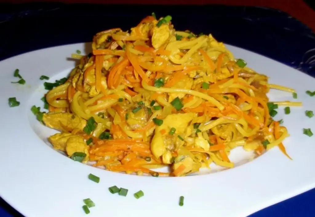 Полоски куриной грудки со спагетти и финиками