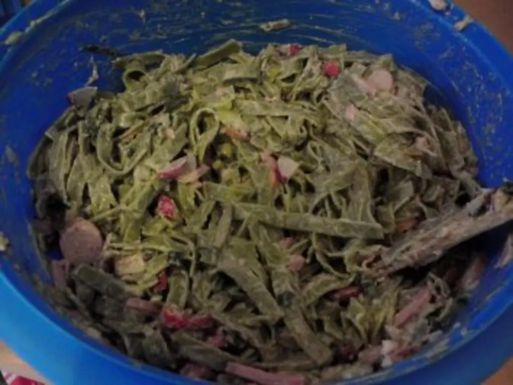 Зеленый салат из макарон