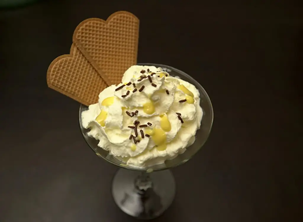 Schwedenbecher (яблочный соус с ванильным мороженым и эг-моголь)