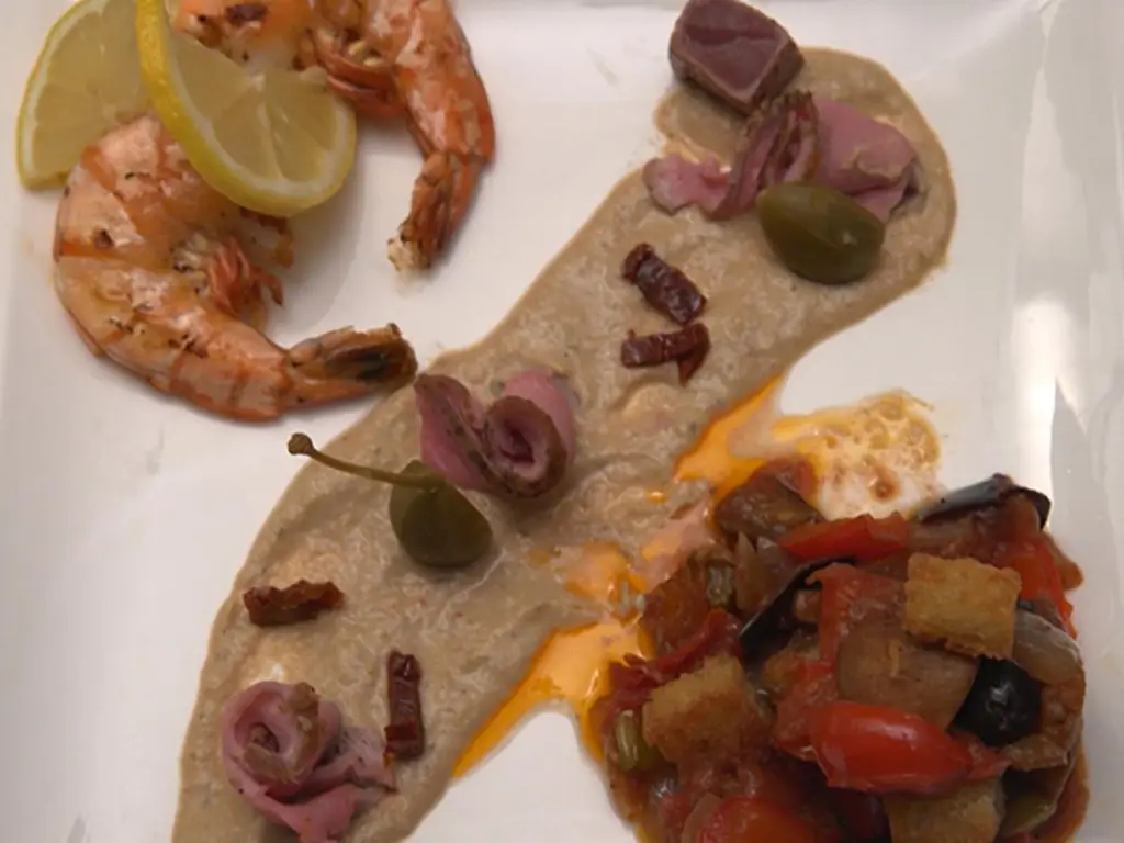 Caponata Siciliana с Вителло Тонато и маринованными креветками
