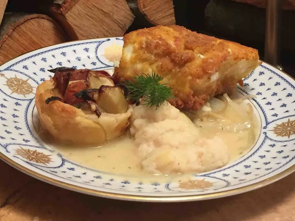 Филе судака с пюре из сельдерея, жареным картофелем и укропом