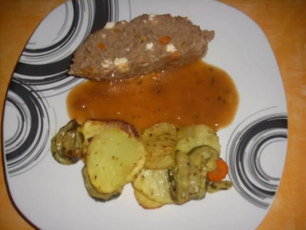Мясной рулет с овощами в духовке