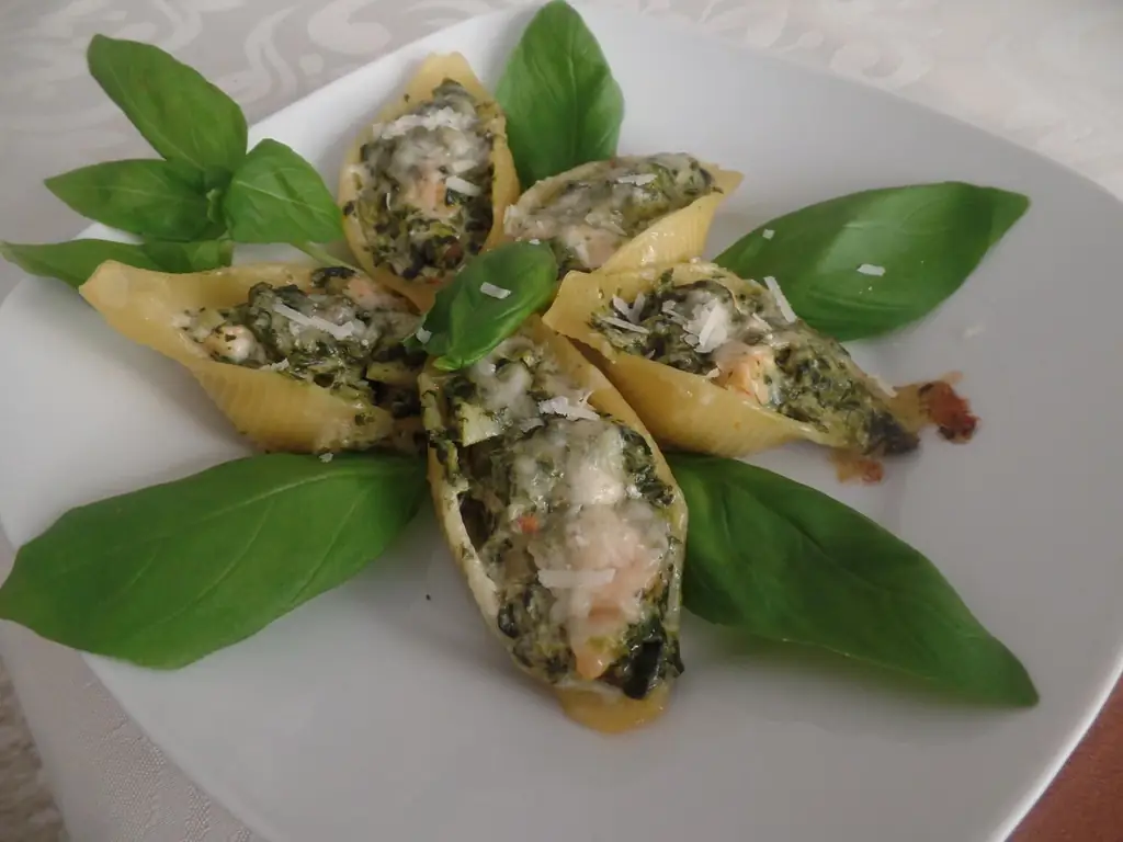 Паста из ракушек со шпинатом