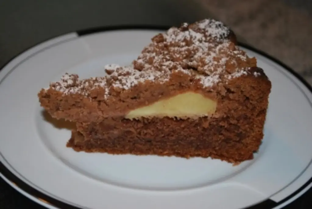 Испанский яблочный пирог с посыпкой