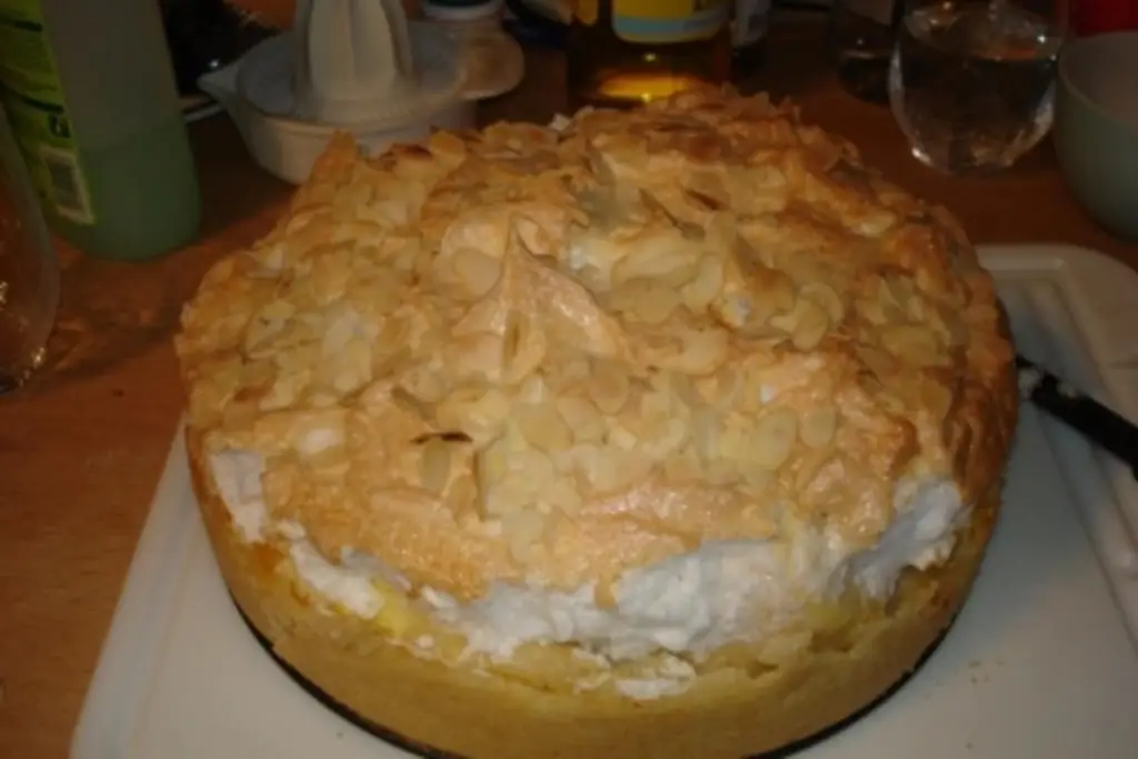 Бассовый яблочный пирог с безе