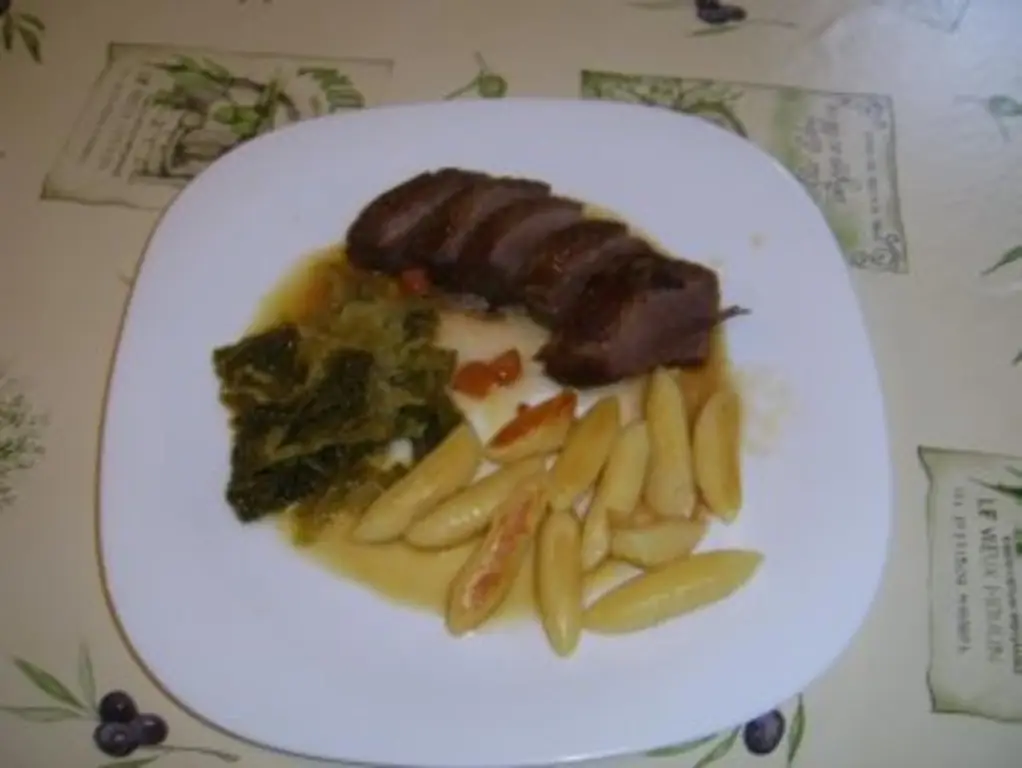 Запеченный гусь с савойской капустой и лапшой
