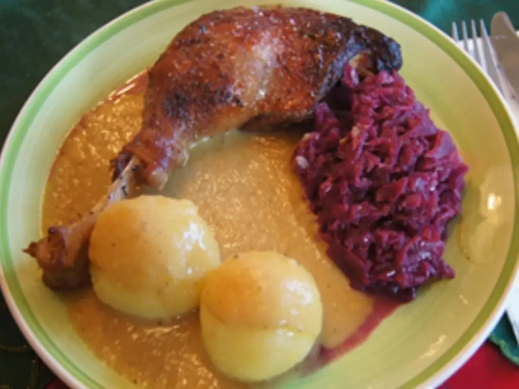 Гусиные ножки и гусиная грудка с соусом, красный