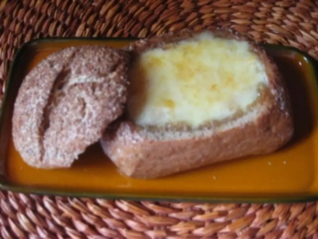 Сырное фондю в ржаной булочке