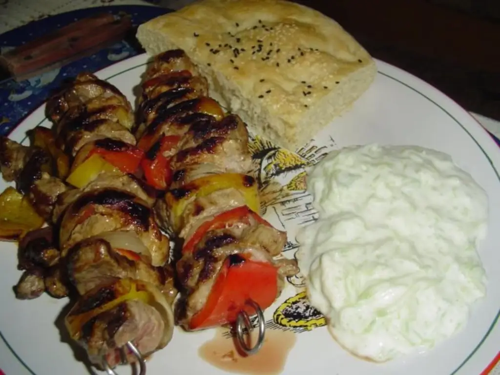 Сувлаки С домашней лепешкой и дзадзики