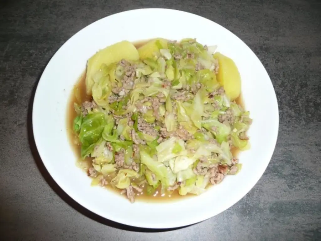 Тушеная капуста (домашнее приготовление)