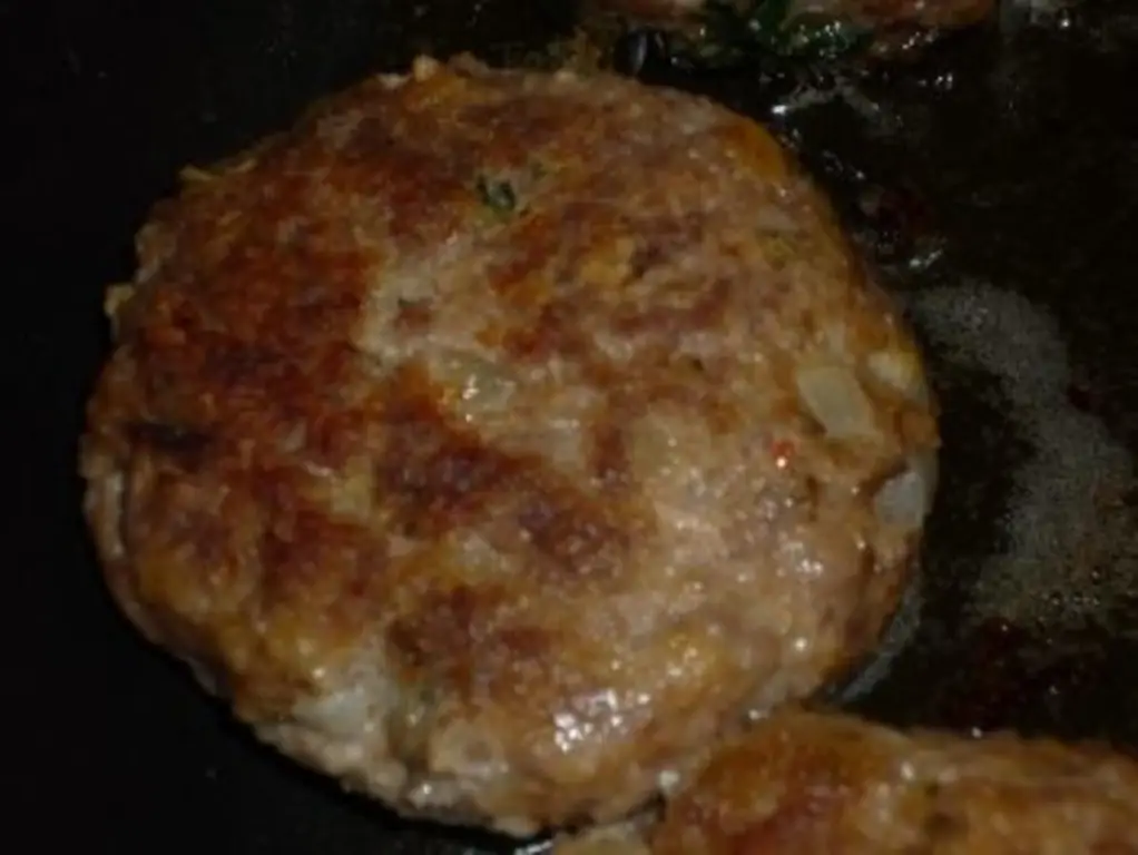 Фрикадельки, смешанные с фаршем и яйцами
