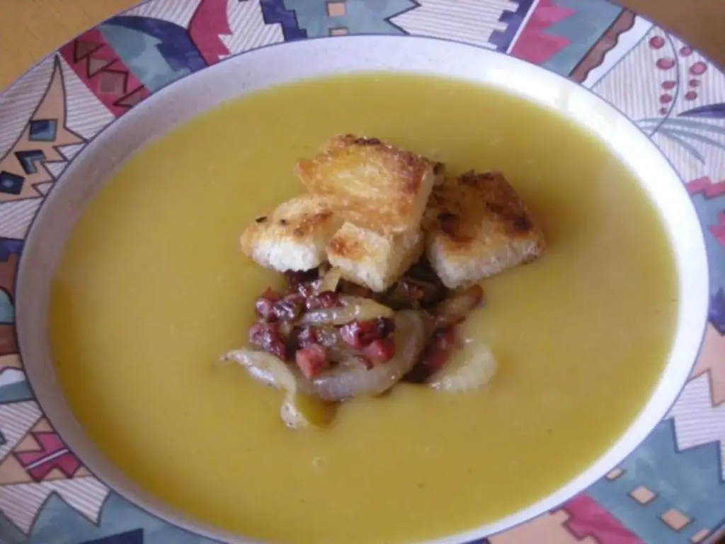 Картофельный суп очень вкусный, вегетарианцы не добавляют ветчину