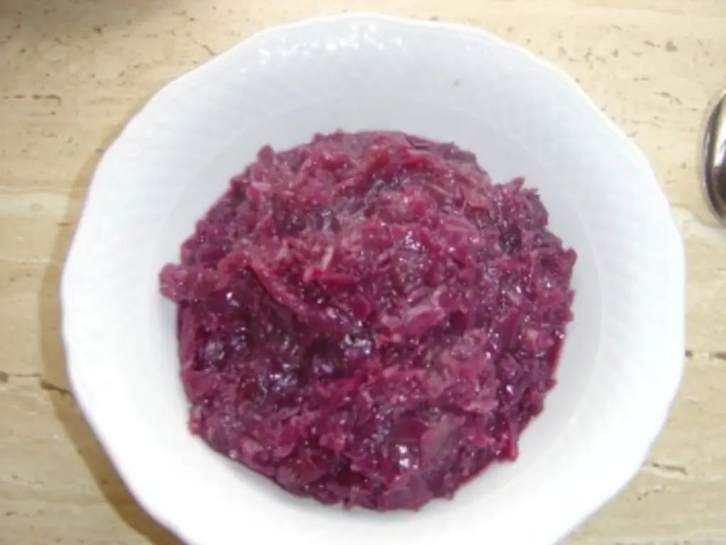 Краснокочанная капуста со свежей красной капустой и салом или салом