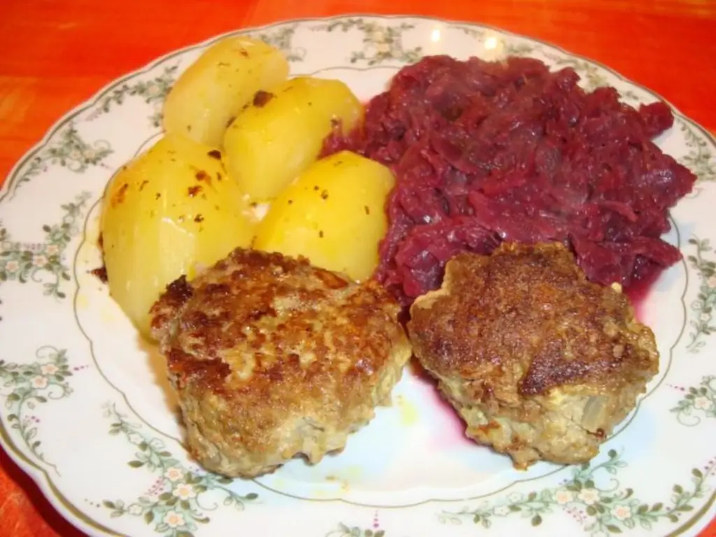 Краснокочанная капуста с фрикадельками