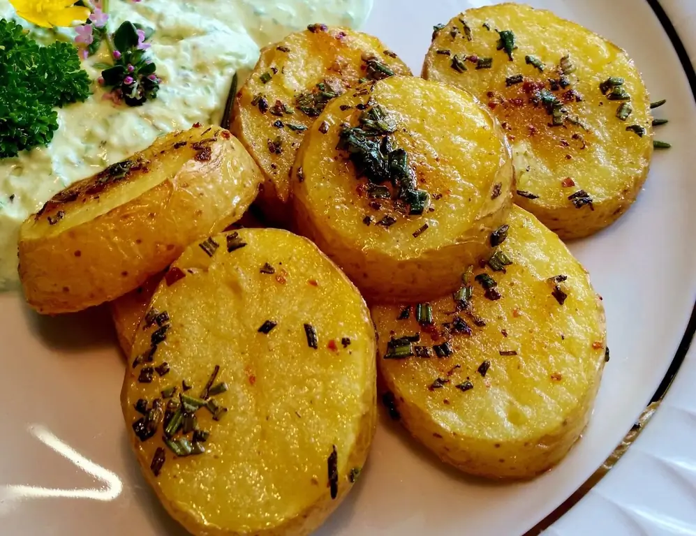 Печеный картофель со свежей зеленью