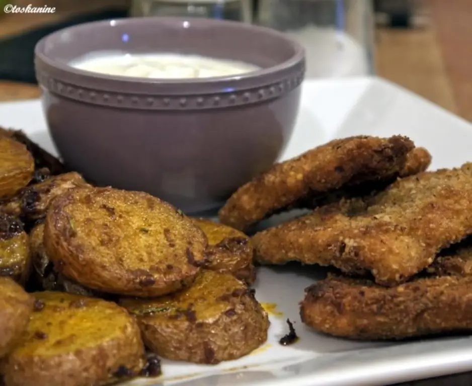 Эскалоп из свинины в ореховой панировке, запеченный картофель