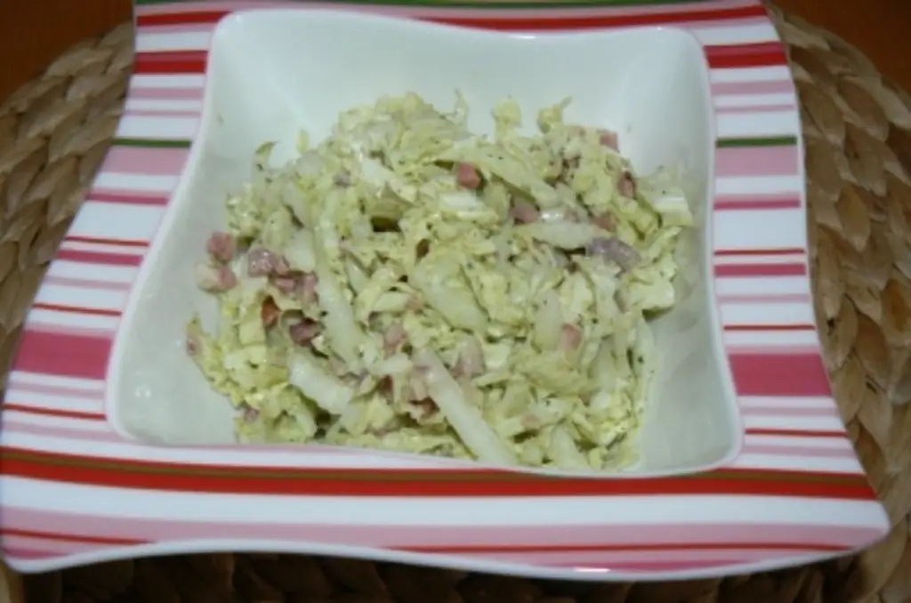 Сытный салат из пекинской капусты