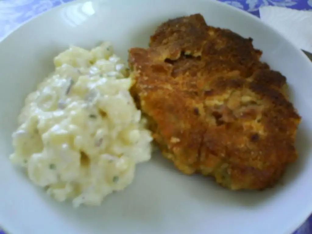 Кисло-сладкий картофельный салат со шницелем по-венски