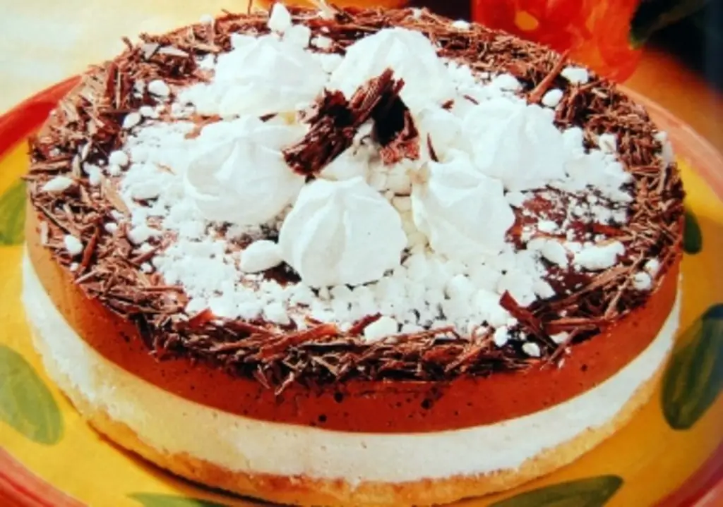 Шоколадный торт со сливочным сыром