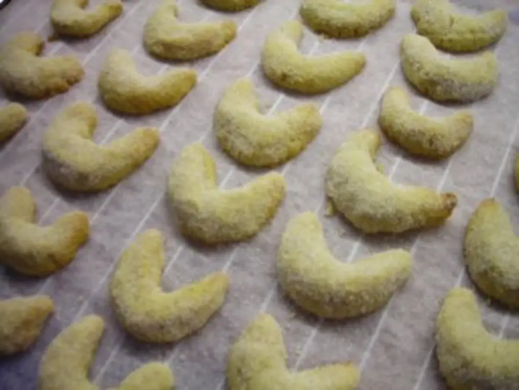 Круассаны с грецким орехом Очень вкусный вариант зарекомендовавших себя ванильных круассанов