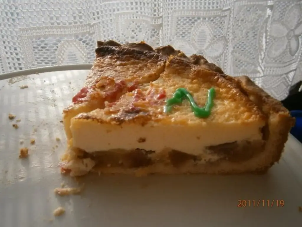 Сливочный торт с айвой и яблоками
