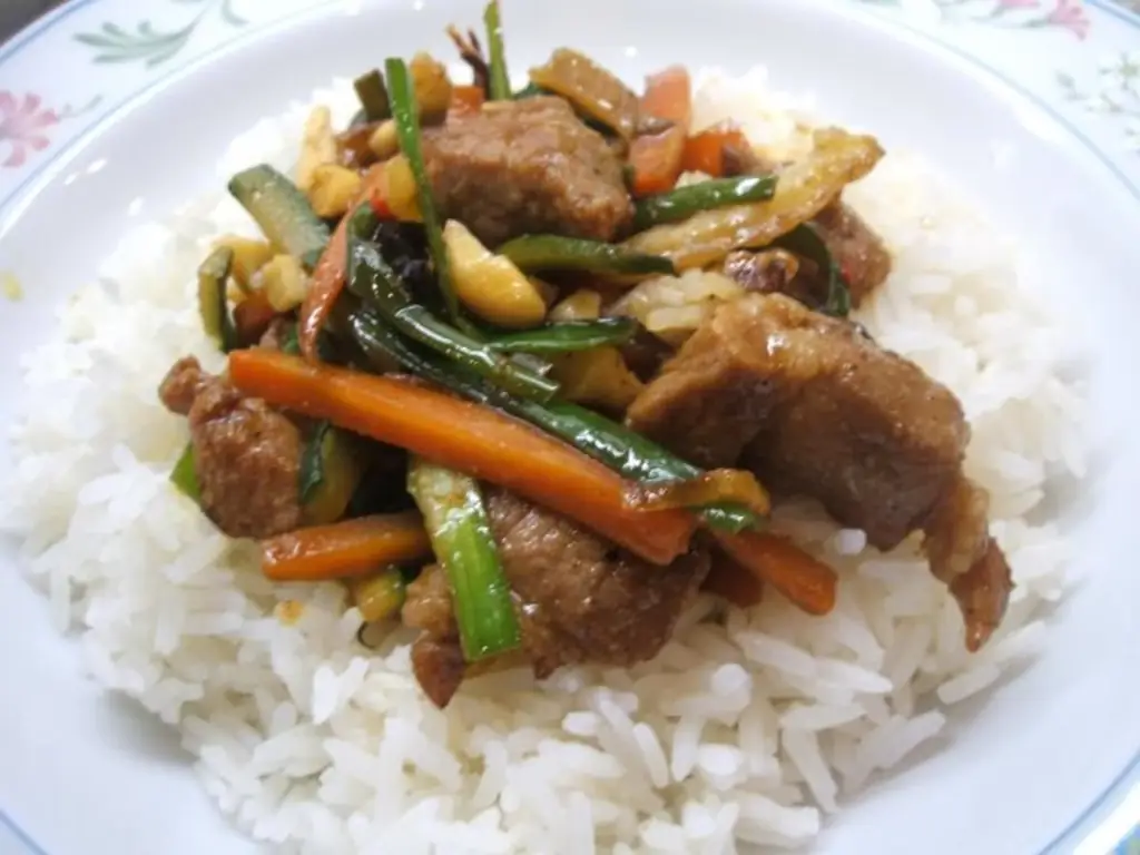 Мясо: Маринованная свинина с большим количеством овощей