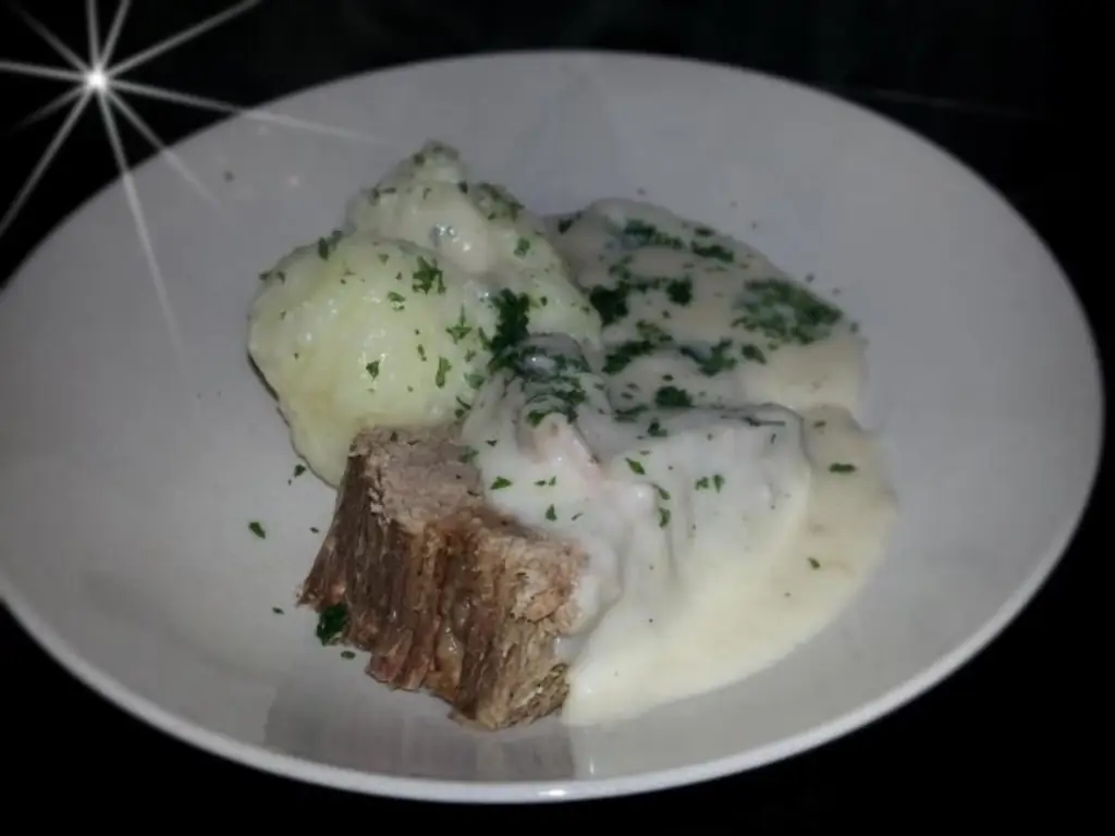 Тафельшпиц с соусом из хрена и клецками