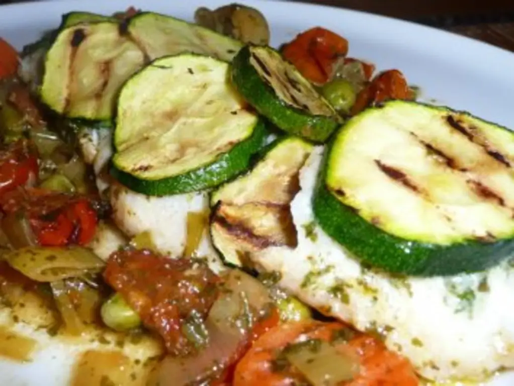 Район с пряным маслом и хлопьями из цуккини и вкусными пряными овощами