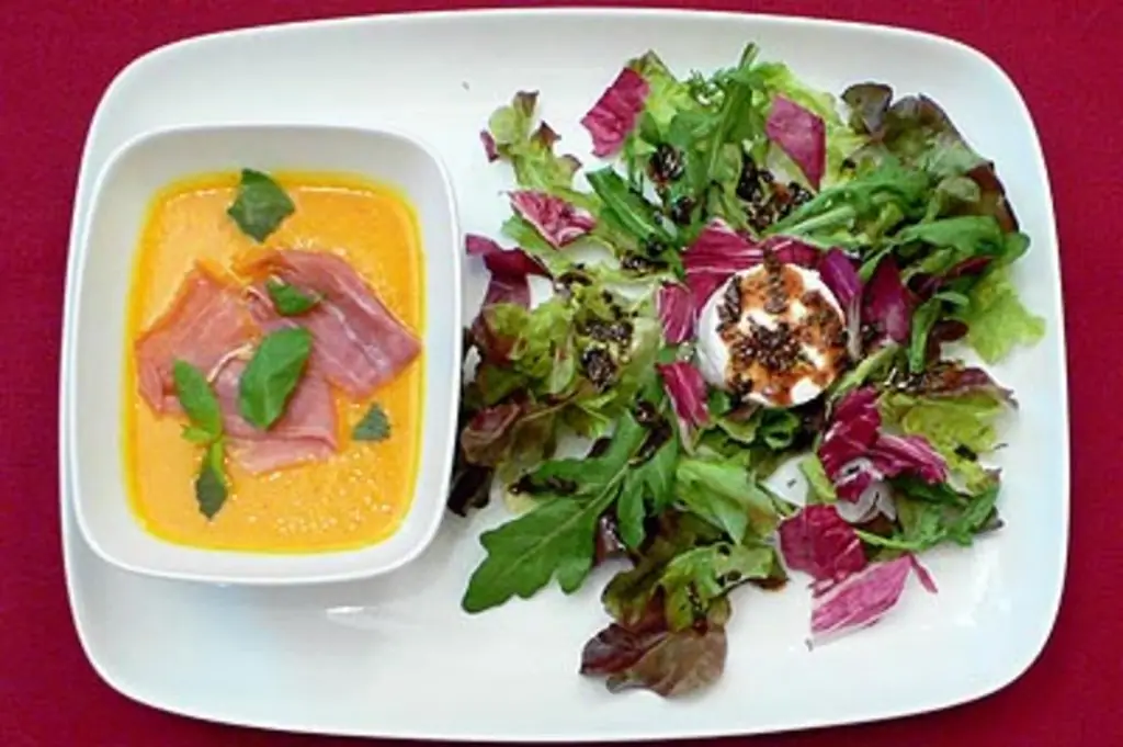 Листовые салаты с козьим сыром и лавандой, тыква