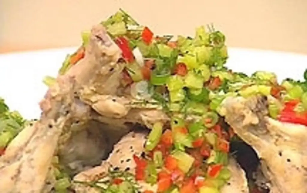 Салат из огурцов и вареная курица