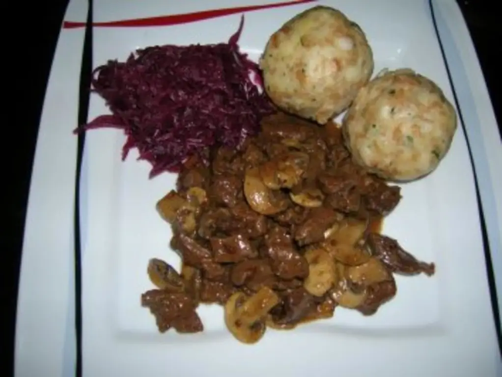 Гуляш из оленя с гуляшом из оленины и нарезанным кубиками беконом