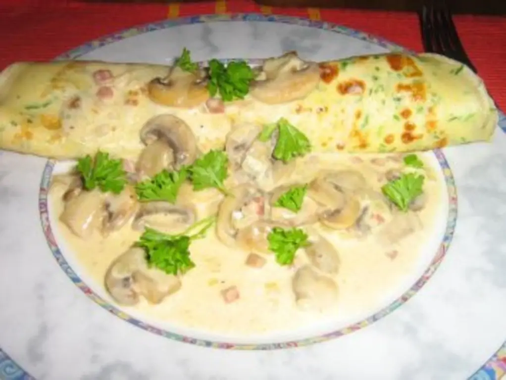 Блинчики с зеленой спаржей и грибным соусом