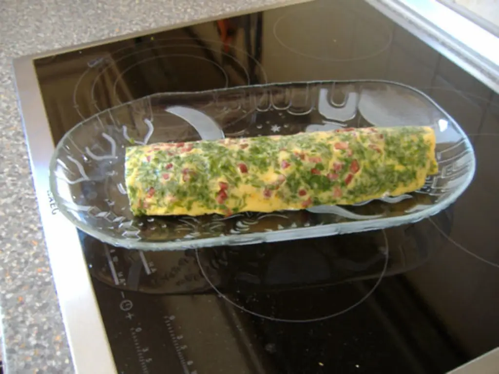 Сочельник, закуска: яичный рулет с острой начинкой и рукколой