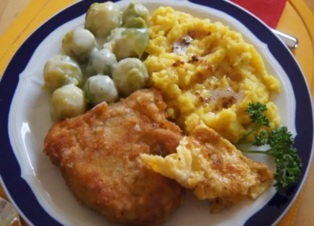 Шницель с брюссельской капустой и пюре карри