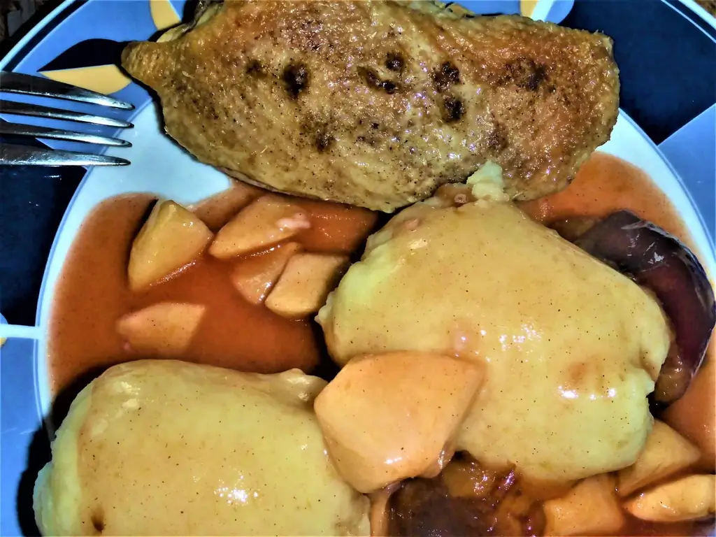 Жареная утиная грудка со сливами, яблоком и корицей á la Britta