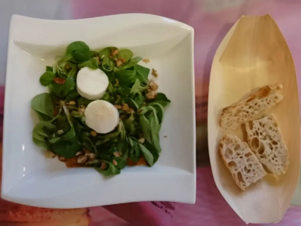 Козий сыр на листе ягненка с карамелизированными грецкими орехами