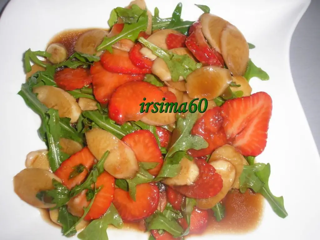 Салат из спаржи с клубникой