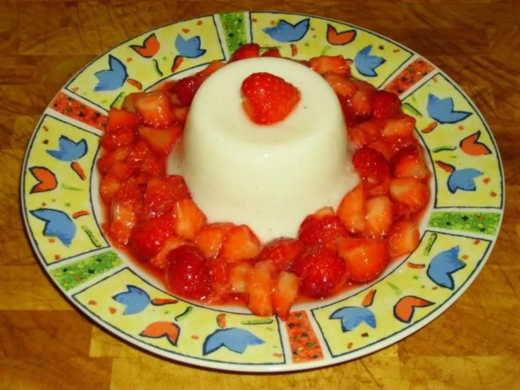 Желе из пахты с клубникой