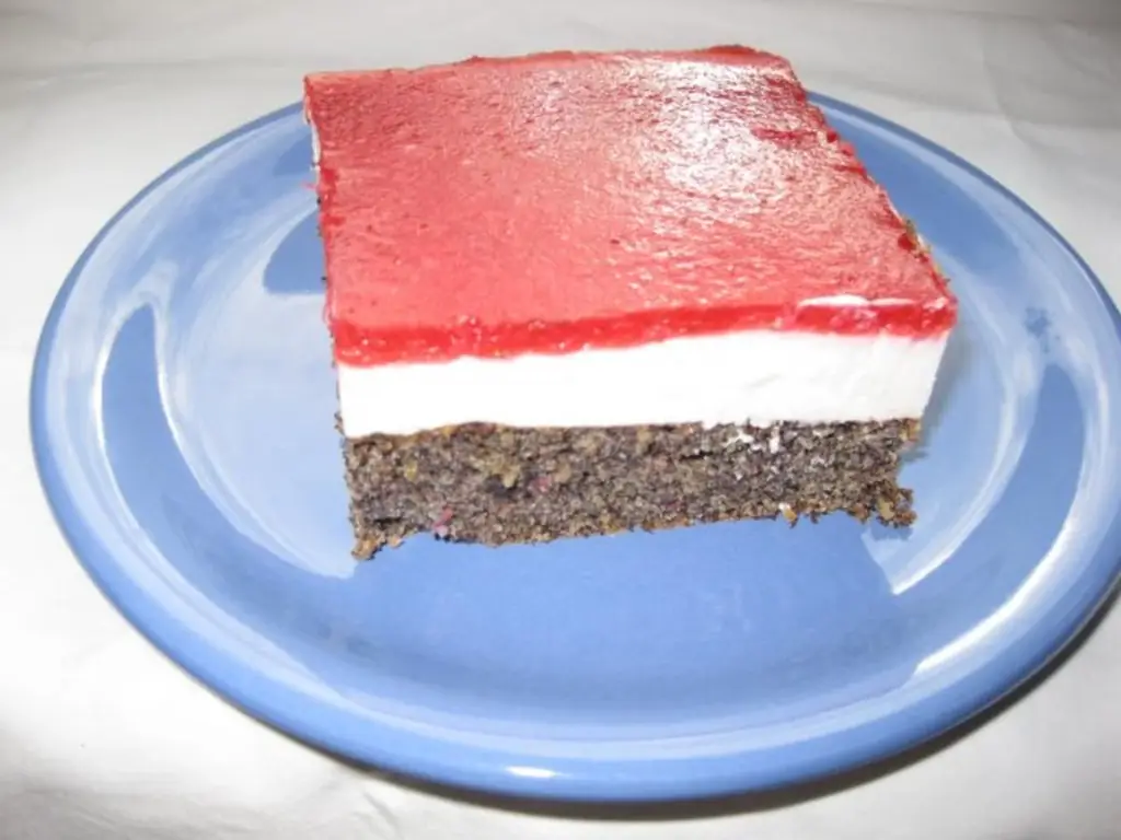 Ломтики мака с йогуртовым кремом и клубничным желе