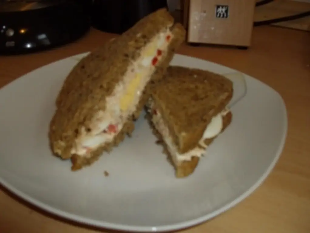 Сэндвич с кремом из тунца и яйцами