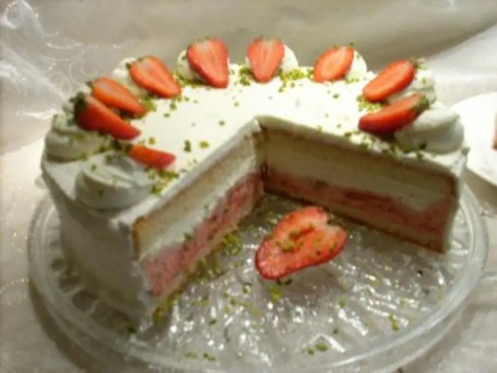 Торт из ревеня с клубникой