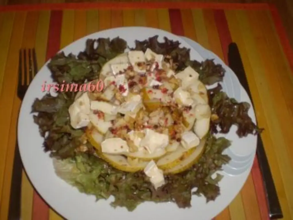 Фруктовый салат с камамбером, грецкими орехами и розовыми ягодами